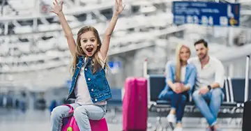 Familie am Flughafen mit Reisegepäck