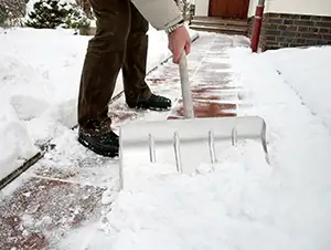 Mann am Schneeschieben