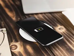 Smartphone auf einer Ladestation