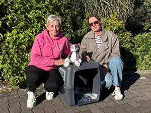 Unsere Mitarbeiterin Sonja bei der Übergabe der Transportbox an die Streunerkatzen