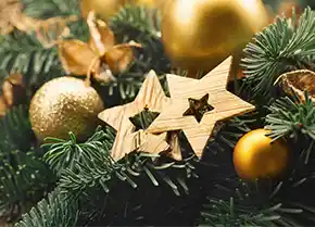 Tannennadeln weihnachtlicher Dekokranz mit Tannenzweigen