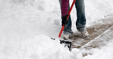 Schutz mir der Haus- und Grundbesitzerhaftpflicht Gehweg wird von Schnee befreit