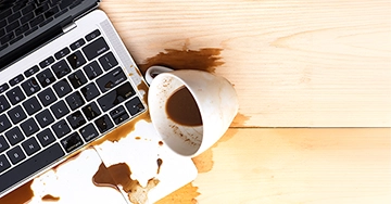 Privathaftpflicht im Onlinevergleich Laptop durch umgeschüttenen Kaffee beschädigt