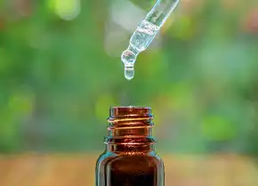 Teebaumöl Fläschchen und Tropfer mit ätherischem Öl