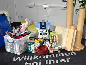 die Futter- uns Sachspenden der VS.-Mitarbeiter Die gesammelten Spenden der VS. vergleichen-und-sparen.de