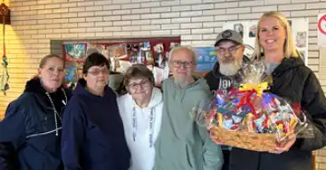 Unsere Mitarbeiterin Katja bei der Spendenübergabe