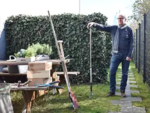 Mann mit Gartengeräten