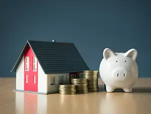 Haus neben dem Geldstapel