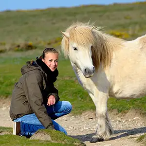 Frau mit Pony – Ponyhaftpflichtversicherung ohne Beritt