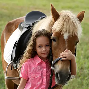 Ponyhaftpflichtversicherung für Ponys mit Beritt Mädchen reitet Pony – Ponyhaftpflichtversicherung mit Beritt