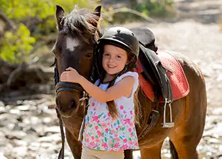 Mädchen mit Pony – Tipps zur Ponyhaftpflicht