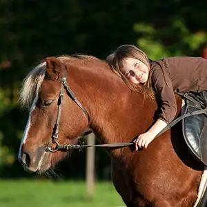 Ponyhaftpflicht für Ponys mit Reiten Mädchen reitet Pony – Ponyhaftpflicht mit Beritt